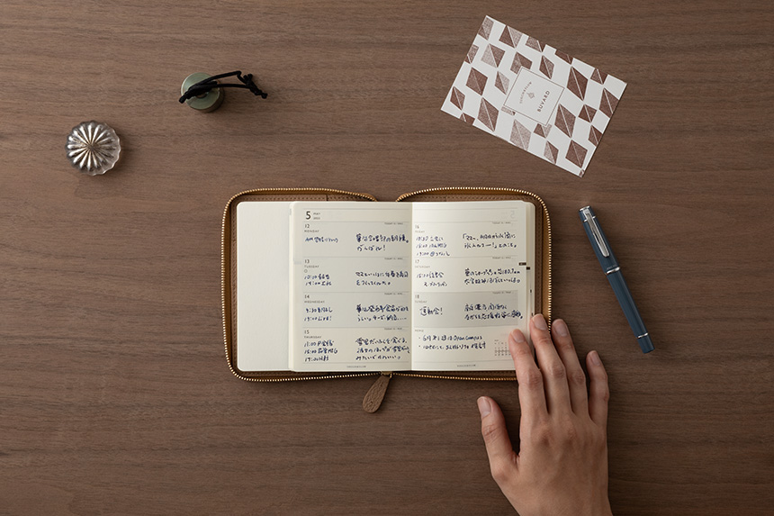 〔ミニスケッチ ジッパー〕B7 ノート＆手帳用革カバー